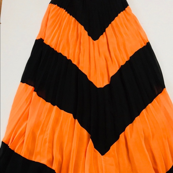 Orange and black pleated maxi dress - Picture 3 of 4